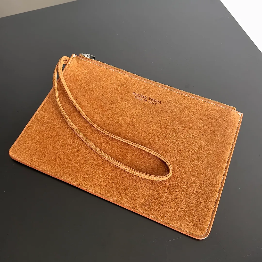 The batch of 1960 BV tote bag (small four compartments) has finally been shipped🔥🔥 The leather feels great! It has stitching workmanship and is very low-key. The more I look at it, the more I like it. I usually go out for rides and planes with a lot of things and need to carry a computer. Carrying a bag like this is all it takes. It comes with a small bag for storage, which is very convenient. Style number: 756682 Size: 38*10*28cm